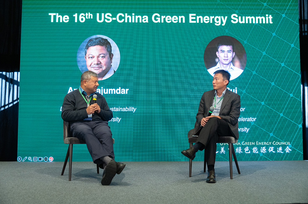 Arun Majumdar（左）和主持人崔屹（右）对话