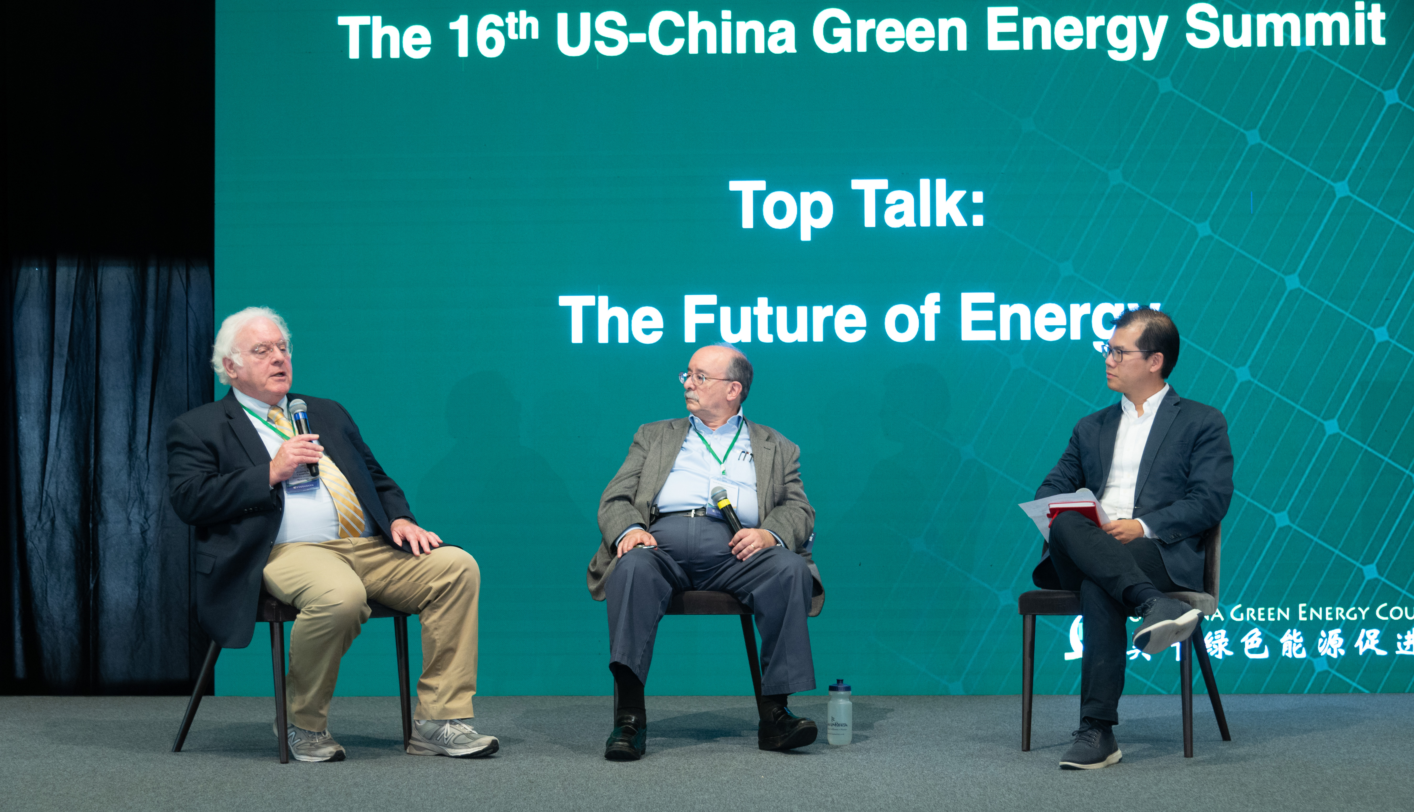 Rodi Guidero（左） 、Tom Steyer（中）和 主持人崔屹（右）对话