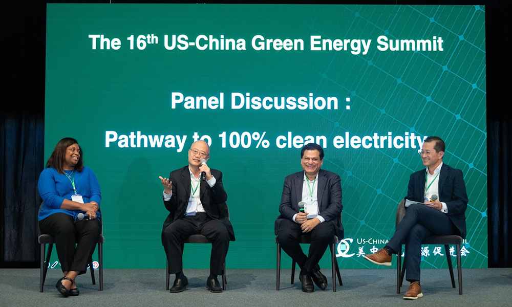 Carla Peterman（左）、于峥（左二）、Amit Narayan（左三）和主持人闵亮（右）对话